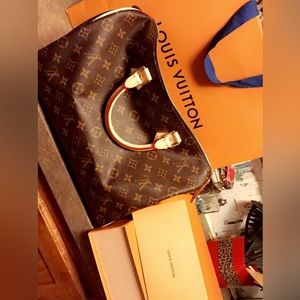 Authentic LV speedy 35. Great condition. Hardly used.